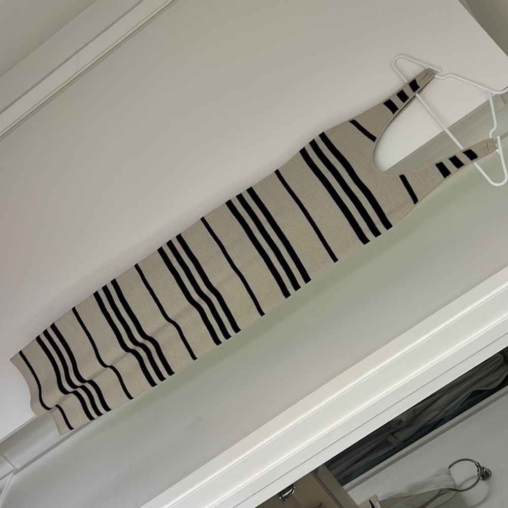 Alice + Olivia fitted rib black and ivory dress xs, like new, wore only once